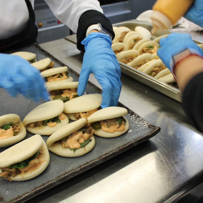 Preparación pan bao relleno de carrilleras ibéricas. Deleitte Catering